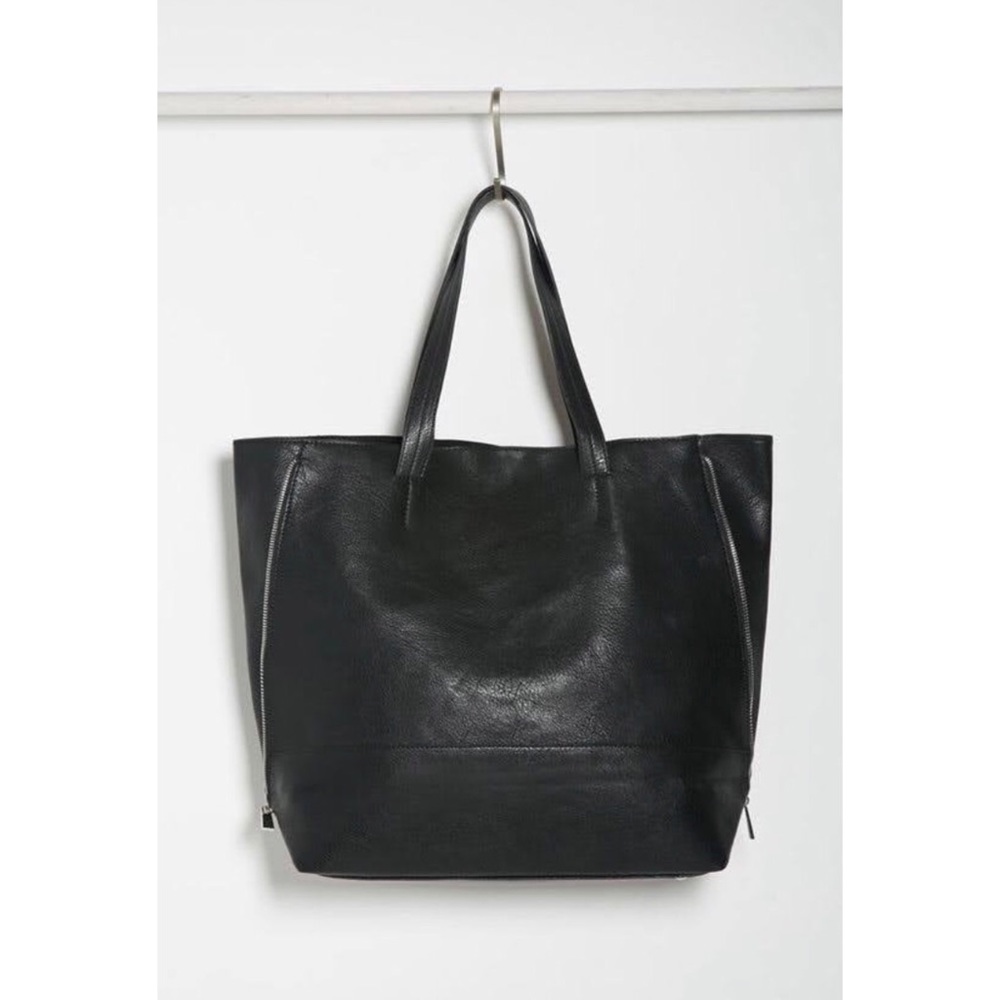 3/$20 🖤 Black Zipper Tote